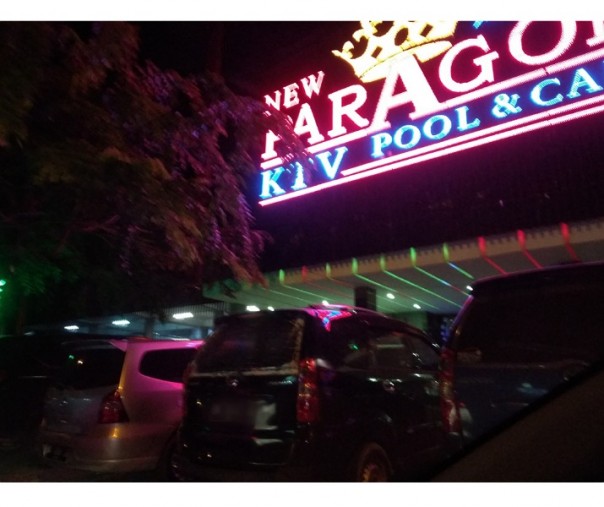 New Paragon Pub & KTv kembali beroperasi dimasa new normal yang diberlakukan di Pekanbaru. Tampak pengunjung ramai seperti yang terlihat di area parkir THM ini, Rabu dinihari. (Foto: Hadi)
