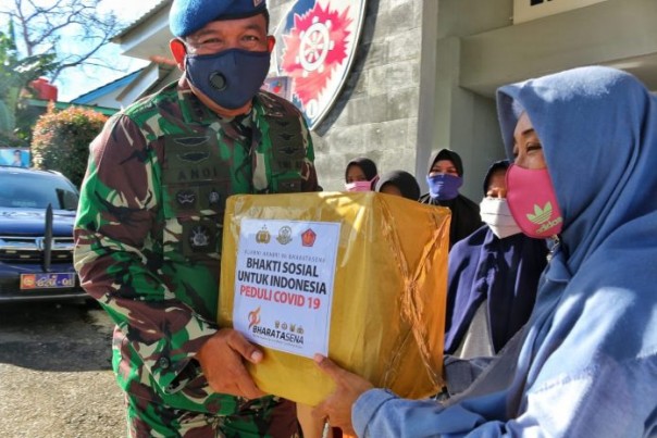 Danlanud Raja Haji Fisabilillah (RHF) Kolonel Pnb Andi Wijanarko mendistribusikan ratusan paket sembako yang merupakan bentuk bakti sosial Akademi Angkatan Bersenjata (Akabri) 1996 Bharatasena kepada warga di Mako Lanud RHF Tanjungpinang (Suryakepri.com/ist)