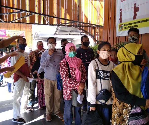 Antrean warga di pintu masuk Kantor Disdukcapil Pekanbaru, Rabu (3/6/2020). Foto: Surya/Riau1.