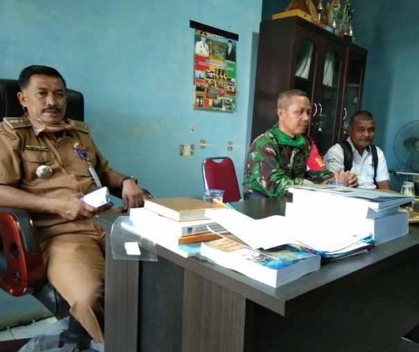 Camat Pendalian IV Koto Afkar bersama Babinsa Serma Muhar saat rapat koordinasi, Rabu (3/6/2020). Foto: Istimewa.