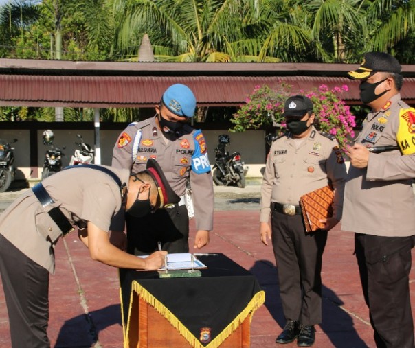Prosesi serah terima jabatan.