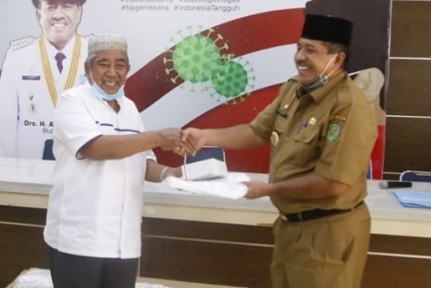 Bupati Siak, Alfedri menerima bantuan APD dari bapak pembangunan Kabupaten Siak H Arwin, AS.SH