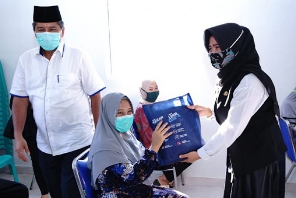 Bupati Siak, Alfedri secara simbolis menyerahkan 170 paket bantuan produk makanan olahan ikan kepada nelayan, ibu hamil dan pedagang di Kampung Tualang, Kecamatan Tualang