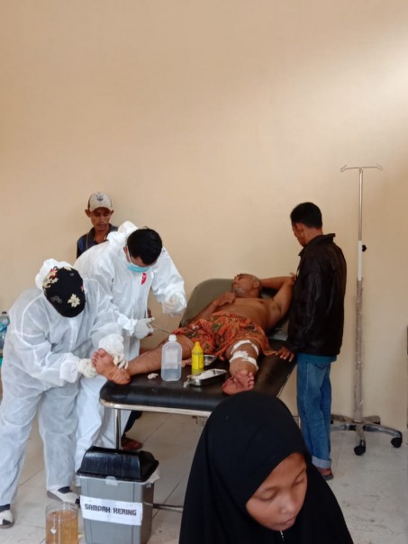 Sofyan saat dirawat petugas medis setelah diterkamharimau di bengkalis/R24