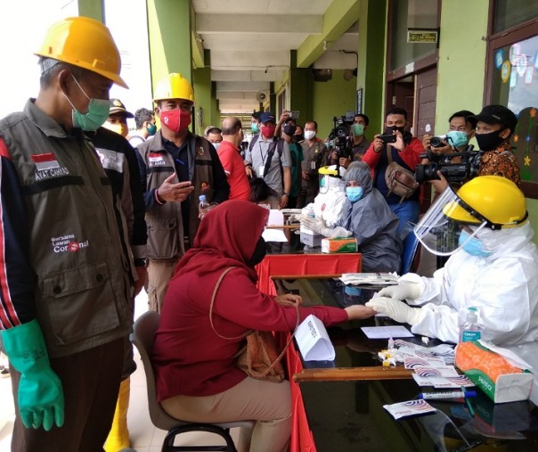 Wakil Wali Kota Pekanbaru Ayat Cahyadi saat melihat proses rapid test warga Kelurahan Tangkerang Tengah di SD IT Al Fikri, Kamis (4/6/2020). Foto: Surya/Riau1.