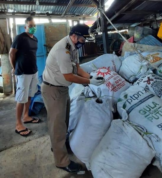 Pihak Karantina Pertanian Tanjungpinang saat mengecek arang tempurung kelapa sebelum diekspor ke Malaysia (Suryakepri.com/ist)
