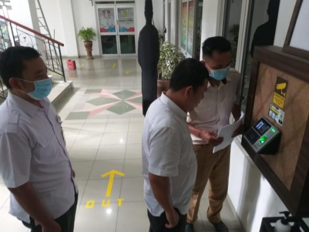 Sejumlah pegawai Pemkab Karimun melakukan uji coba absensi scan retina mata. Foto Suryakepri.com/rachta yahya