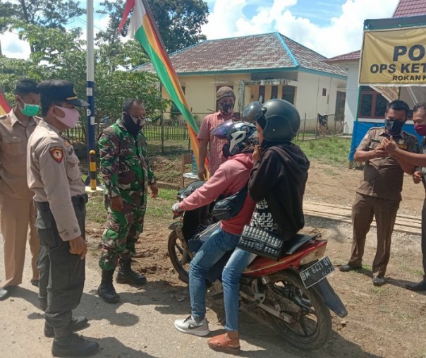 Babinsa Koramil 13 Rokan bersama tim Gugus Tugas Covid-19 Rokan Hulu menegur pengendara agar mengenakan masker di masa New Normal, Jumat (5/6/2020). Foto: Istimewa.