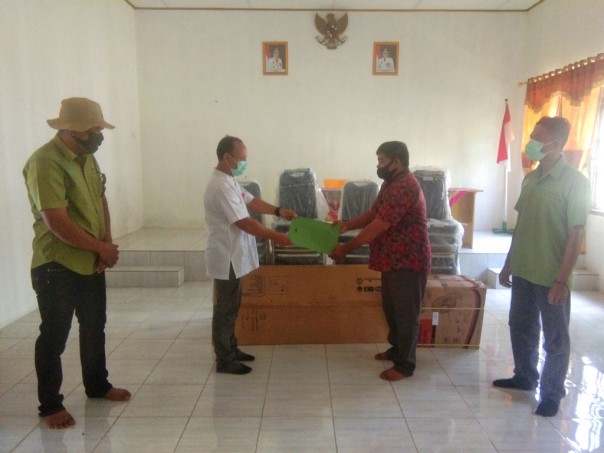 Penyerahan bantuan secara simbolis kepada Desa Putri Puyu pada Jumat, (5/6) di Kabupaten Kepulauan Meranti/ist