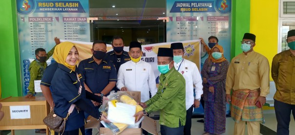 RSUD Selasih Terima Bantuan APD dari DPD AMPI Riau /R24