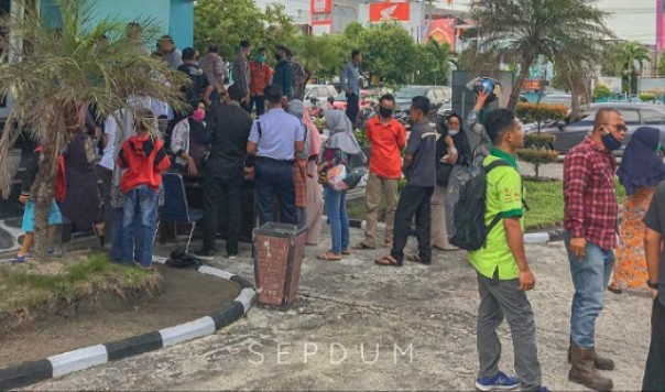 Puluhan warga datangi Kantor PLN Kota Dumai sesalkan tagihan listrik membengkak (foto: Seputardumai)