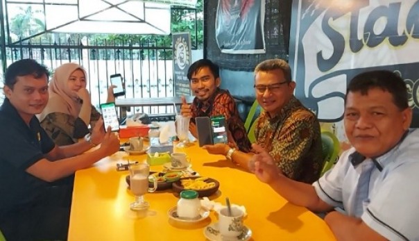 Wakil Ketua DPRD Kampar, Fahmil bersama manager PLN Rayon Bangkinang (foto: facebook Fahmil, SE,ME)