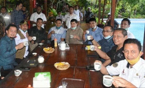 Anggota Komisi V DPR RI, Syahrul Aidi bersama Bupati Kampar Catur Sugeng Susanto dan sejumlah tokoh masyarakat