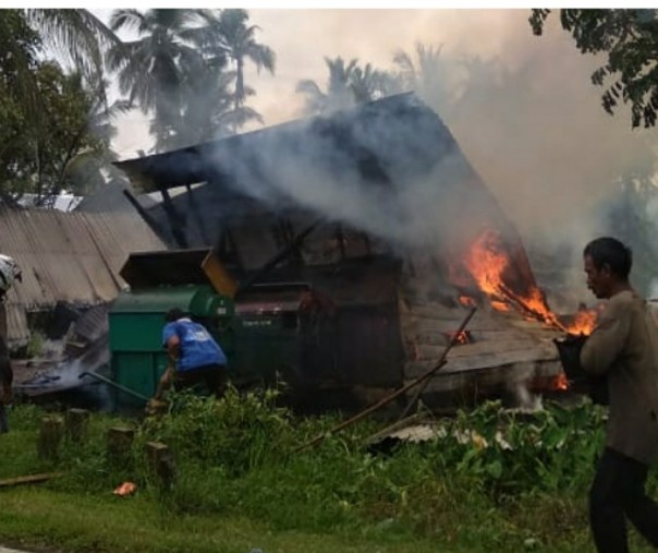 Kebakaran hanguskan rumah dan alat pertanian warga