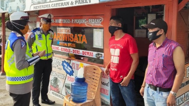 Personel Satlantas Polres Siak memberikan imbauan kepada pengusaha angkutan umum untuk tetap memperhatikan protokol kesehatan