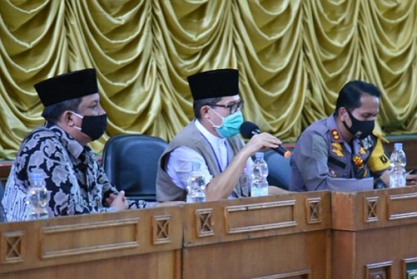 Wali Kota Dumai, Zulkifli Adnan Singkah saat rapat jelang penerapan new normal