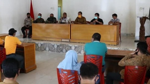 Asisten Administrasi Pembangunan Setdakab Kampar, Suhermi rapat bersama perangkat Desa Sialang Kubang dan Upika Kecamatan Perhentian Raja