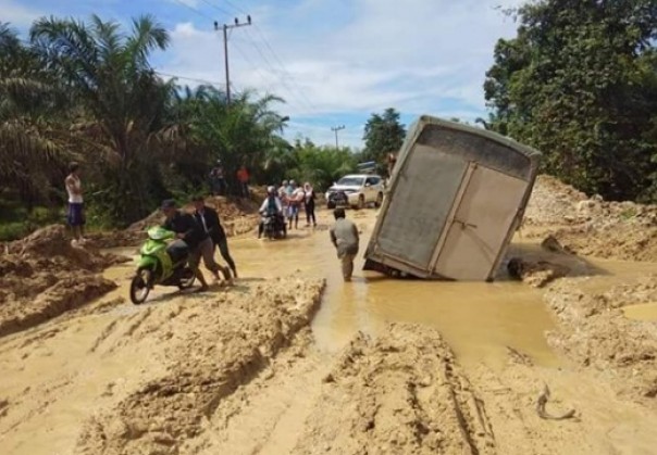 Jalan rusak di Inhu