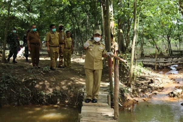 Bupati Rohul, Sukiman saat meninjau lokasi wisata alam di Desa Air Panas