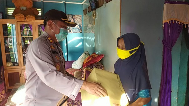 Kapolres Meranti Serahkan Bantuan Sosial kepada Masyarakat