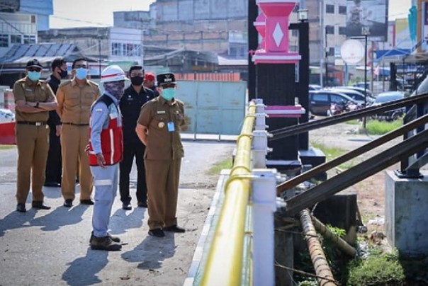 Wali Kota Dumai, Zulkifli Adnan Singkah saat meninjau pemasangan pipa air bersih