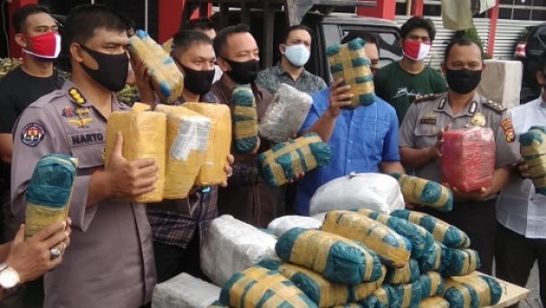 Ekspos pengungkapan kasus penyelundupan ganja kering 100 kilogram di Mapolda Riau (foto: barkah/riau1.com)