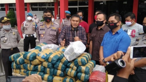 Ekspos pengungkapan kasus penyelundupan ganja kering 100 kilogram di Mapolda Riau (foto: barkah/riau1.com)