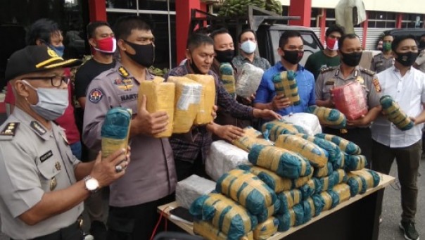 Ekspos pengungkapan kasus penyelundupan ganja kering 100 kilogram di Mapolda Riau (foto: barkah/riau1.com)