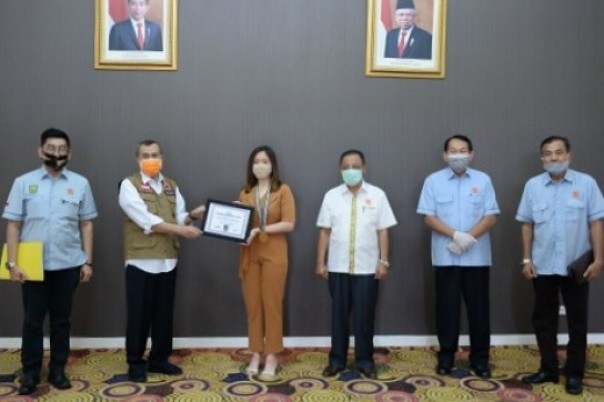 Gubernur Riau, Syamsuar bersama Valdisa Andov dan jajaran pengurus KONI Riau