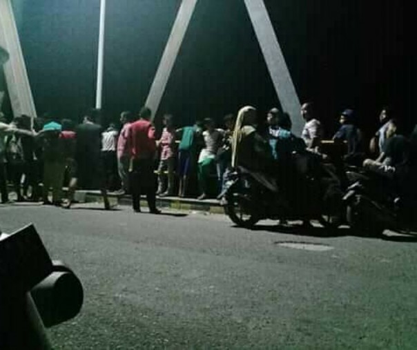 Tampak warga ramai di jembatan.