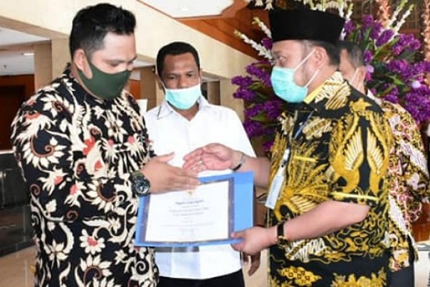 Bupati Kampar Catur Sugeng Susanto memberikan piagam penghargaan kepada Wakil Direktur Labersa Hotel, Didin Wahyudin