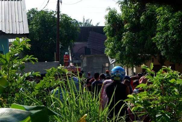 Warga berkerumun di lokasi kejadian jatuhnya pesawat di Desa Kubang, Kecamatan Siak Hulu, Kampar