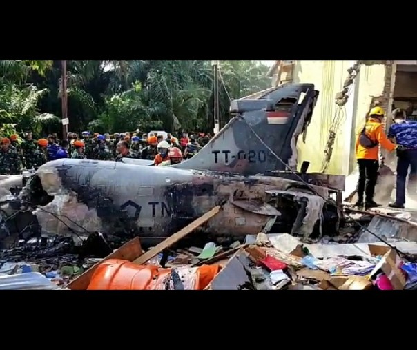 Inilah pesawat tempur TNI AU yang jatuh di pemukiman warga di Desa Kubang Raya, Kecamatan Siak Hulu, Kabupaten Kampar, Senin (15/6/2020). Foto: Tangkapan gambar video.