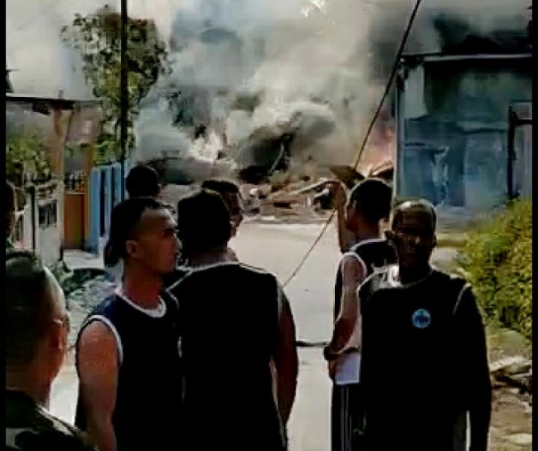 Pesawat tempur TNI AU Pekanbaru terbakar di samping rumah warga, Perumahan Kubang Sialang Indah, Dusun Sialang Indah, Desa Kubang Jaya, Kabupaten Kampar, Senin (15/6/2020). Foto: Tangkapan gambar video.