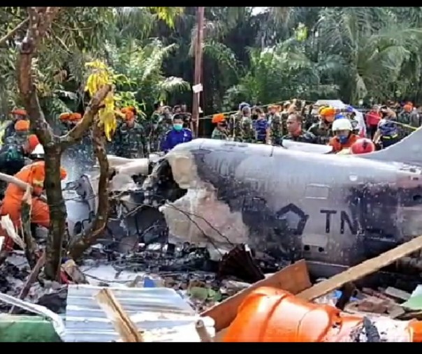 Pesawat tempur TNI AU Pekanbaru yang terbakar di Perumahan Kubang Sialang Indah, Dusun Sialang Indah, Desa Kubang Jaya, Kabupaten Kampar, Senin (15/6/2020). Foto: Tangkapan layar video.