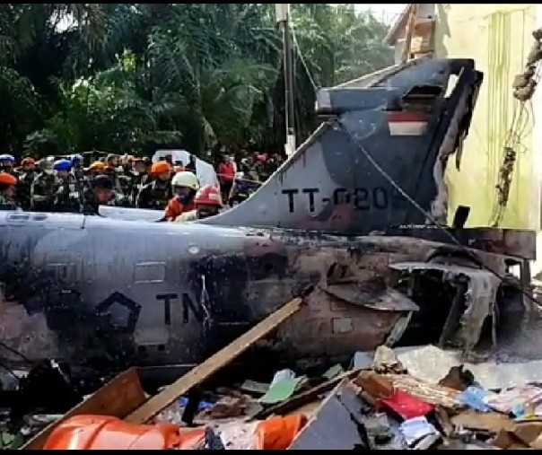 Jet tempur rusak berat setelah terjatuh dan menghantam rumah warga di Kubang. (Ist)