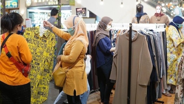 Pengunjung Mal Pekanbaru diharuskan mengenakan masker saat berbelanja (istimewa)