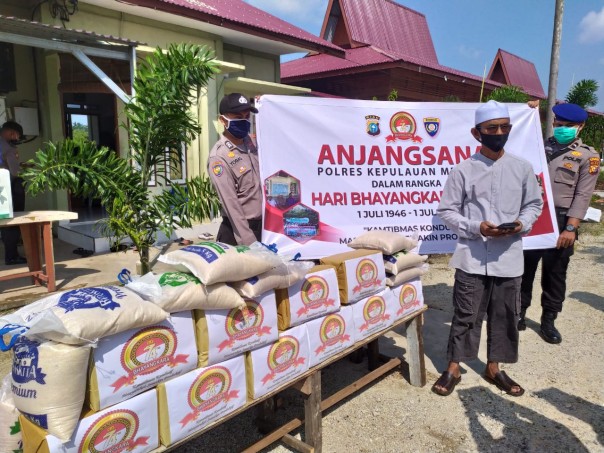 Polres dan Jajaran Polsek Meranti Sambut Hari Bhayangkara ke-74 Dengan Giat Bansos