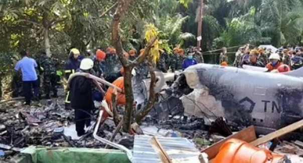 Pesawat tempur jatuh di pemukiman warga Perumahan Sialang Indah, Desa Kubang Raya, Kacamatan Siak Hulu, Kampar (foto: istimewa)
