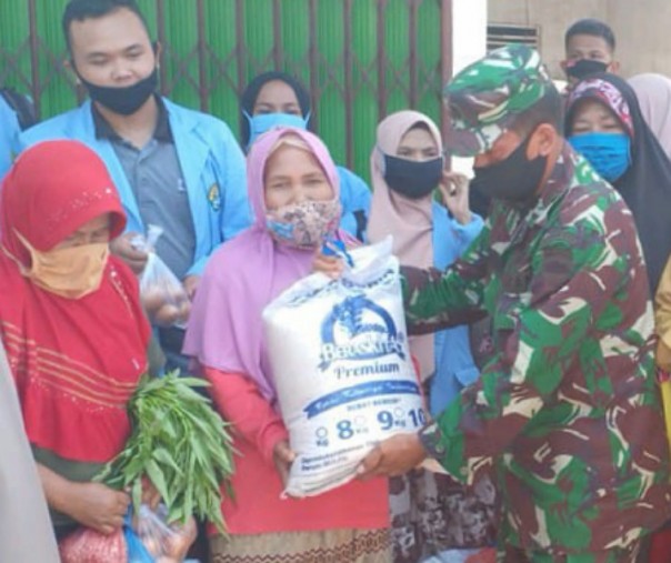 Danramil 02 Rambah Kapten (Inf) Kasmir menyerah bantuan Bantuan Pangan Non Tunai ke warga Desa Suka Maju Rohul, Selasa (16/6/2020). Foto: Istimewa.