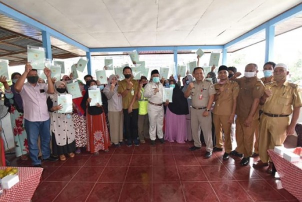 Bupati Kampar, Catur Sugeng Susanto bersama masyarakat Desa Lubuk Siam dan Desa Teratak Buluh, Siak Hulu usai penyerahan sertipikat TORA