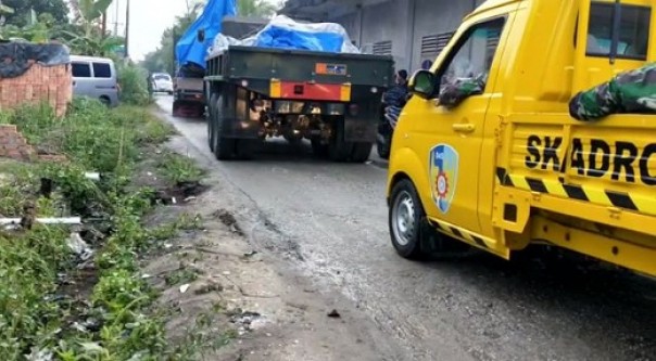 Proses evakuasi bangkai pesawat tempur yang jatuh di pemukiman warga Desa Kubang Siak Hulu Kampar (foto: dok/riau24group)