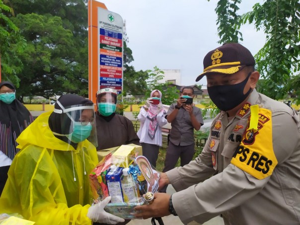 Polres Meranti Salurkan Bantuan Untuk Tenaga Medis Covid-19