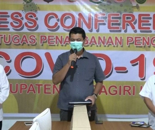 Ketua Tim medis Gugus tugas bersama Jubir bidang kesehatan dan Kadiskes Inhil memberikan keterangan pers