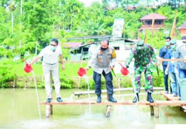 Launching Kampung Tangguh di Perumahan Kubang Gajah, Kecamatan Payakumbuh Selatan di Kota Payakumbuh, Rabu (17/06/2020) oleh Gubernur Sumbar Irwan Prayitno, Kapolda dan Danrem Sumbar. IST/Jernihnews