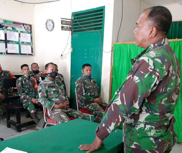 Pjs Danramil 10 Kunto Darussalam Kapten (Inf) Yuhardi saat memberikan arahan kepada para Babinsa, Kamis (18/6/2020). Foto: Istimewa.
