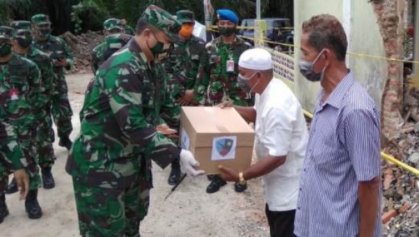 Danlanud Roesmin Nurjadin, Marsma TNI Ronny Irianto Moningka memberikan penghargaan kepada 2 warga yang menolong pilot pesawat tempur jatuh di Kampar (foto: barkah/riau1.com)