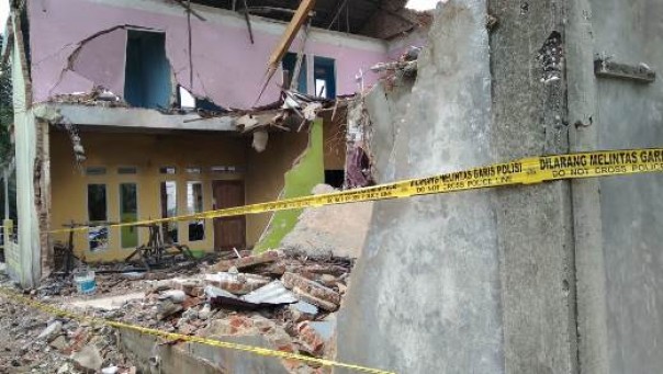 Kondisi rumah warga di Desa Siak Hulu Kampar yang hancur pasca jatuhnya pesawat Hawk 200 (foto: barkah/riau1.com)
