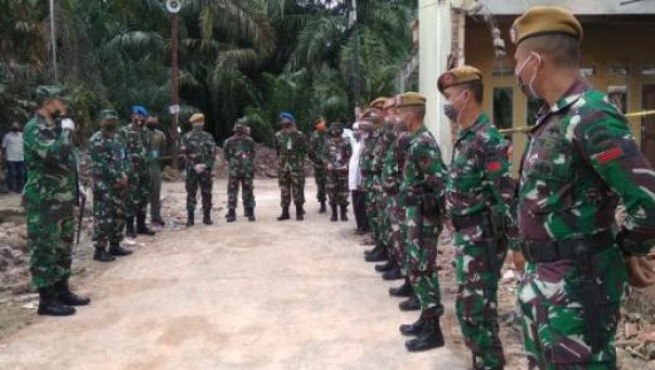 Danlanud Roesmin Nurjadin, Marsma TNI Ronny Irianto Moningka memberikan penghargaan kepada 2 warga yang menolong pilot pesawat tempur jatuh di Kampar (foto: barkah/riau1.com)