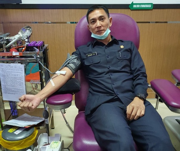 Kompol Deddy Herman saat mendonorkan darah di PMI Pekanbaru.